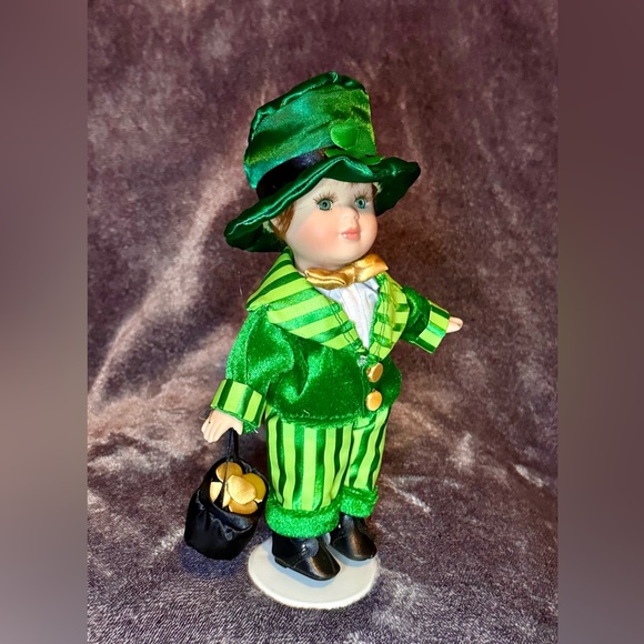 Cute Shamrock with his pot of gold - Picture 2 of 11